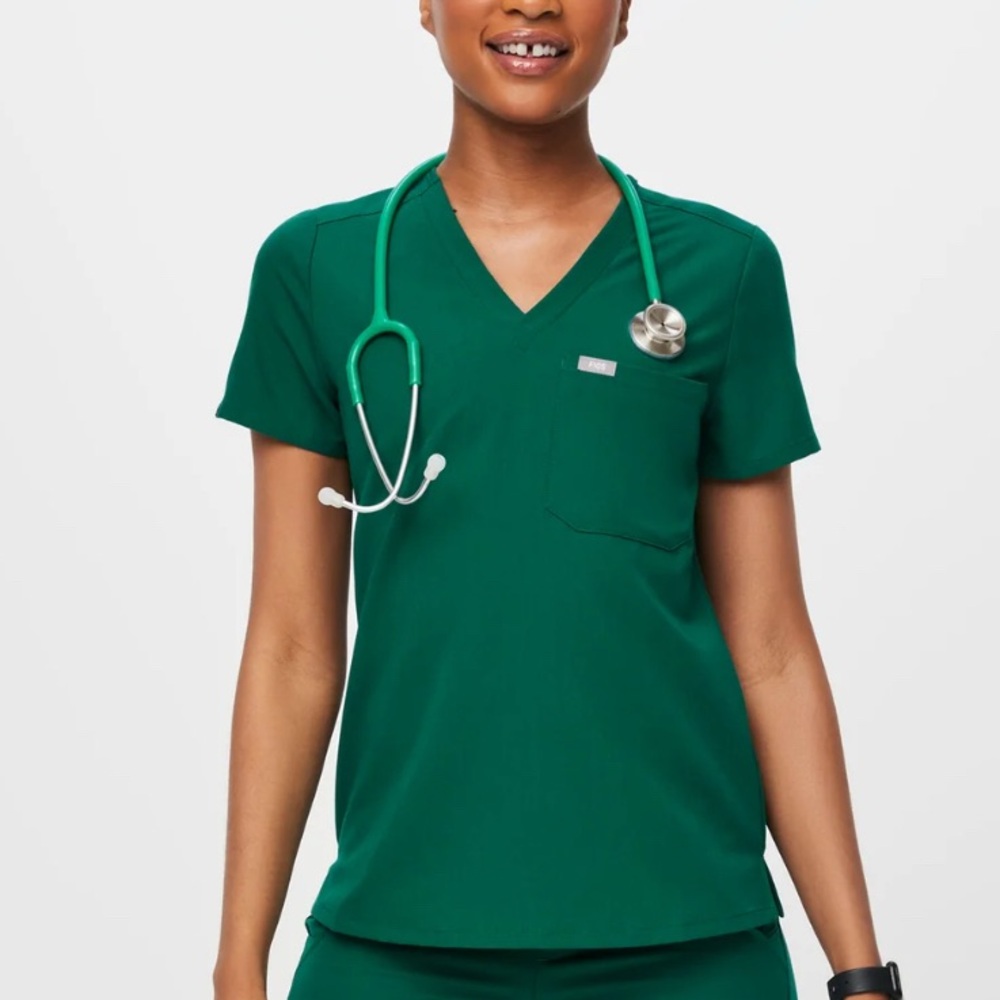 FIGS - Catrina One-Pocket Scrub Top in Hunter Green